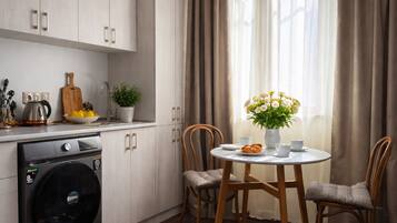 Deluxe Apartment | Dining room