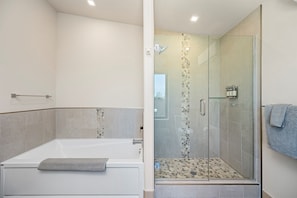 Een douche, een haardroger, handdoeken