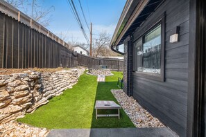 Terrace/patio - The Orange Doors - Two Homes - Plunge Pool (Austin)