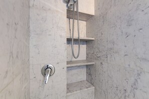 Shower, hair dryer, towels, soap - Conduits Loft-city center  (Roma)