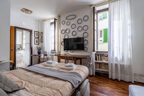 2 bedrooms, desk, iron/ironing board, free WiFi - Arona center - Lake 108 - 10 mt from the lake - Wifi-AC (Arona)