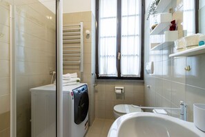 تجهيزات دش، مجففات شعر، مراحيض شطف، مناشف