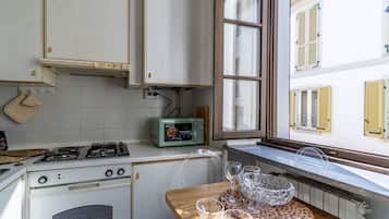 Frigorifero, microonde, forno, piano cottura