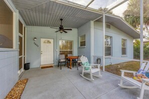 Outdoor dining - 3-bedroom house in beautiful Sarasota. Create your memories here! (Sarasota)
