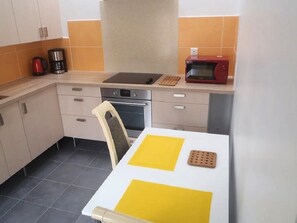 Private kitchen - Vrbo Property (Rochefort)