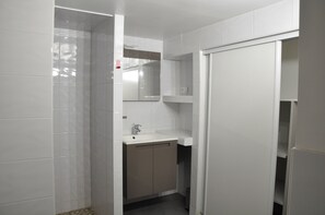 Bathroom - Vrbo Property (Rochefort)