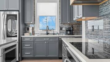 Réfrigérateur, four à micro-ondes, un four, surface de cuisson