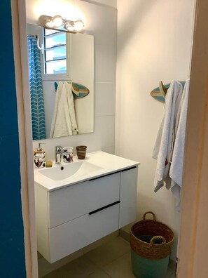 シャワー、ヘアドライヤー、石鹸、トイレットペーパー