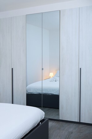 1 bedroom, iron/ironing board, WiFi, bed sheets - Modern Apartment in Lecco's Most Famous Neighborhood - Casa Lucia 22 (Lecco)