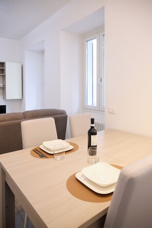 Dining - Modern Apartment in Lecco's Most Famous Neighborhood - Casa Lucia 22 (Lecco)