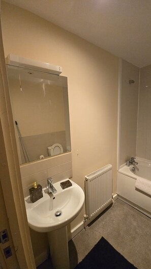 Bathroom - Charming Elm Grove Apartment with Garden Retreat in Portsmouth (Portsmouth)