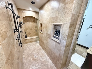 Douche, baignoire à jets, sèche-cheveux, bidet