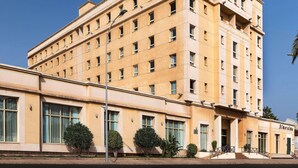Ein mehrstöckiges Hotel mit symmetrischer Fassade, großen Fenstern und einem zentralen Eingang.