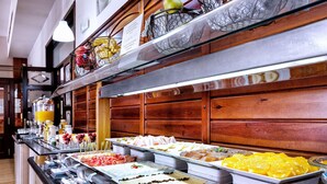 Ein Buffet mit verschiedenen Speisen und einem Saftspender.