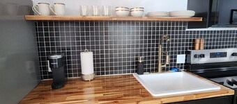 2-bedroom apartment in peaceful Duncan/York with cool AC breeze