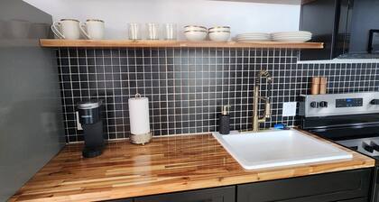 2-bedroom apartment in peaceful Duncan/York with cool AC breeze