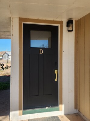 Exterior detail - 2-bedroom apartment in peaceful Duncan/York with cool AC breeze (Duncan)