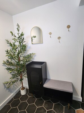 Interior - 2-bedroom apartment in peaceful Duncan/York with cool AC breeze (Duncan)