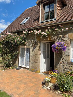 Exterior detail - 2-bedroom cottage in charming Le Grais surrounded by uninterrupted views. (Le Grais)