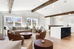 Smart TV - Lake Geneva Getaway / Walk to Pier 290, Beach & Lake Path (Williams Bay)