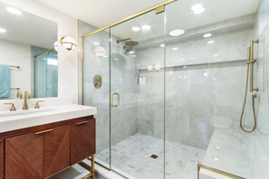 Shower, hair dryer, bidet, towels