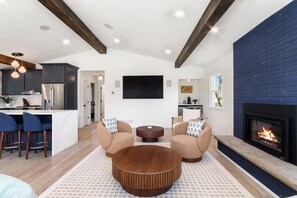 Smart TV - Lake Geneva Getaway / Walk to Pier 290, Beach & Lake Path (Williams Bay)