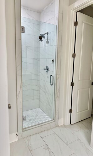 Shower, hair dryer, towels, soap - Beautiful Oxford Condo Near Ole Miss – Perfect for Game Days & Graduation (Oxford)