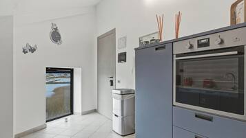 Apartemen Deluks, Bebas Asap Rokok, pemandangan laut | Dapur pribadi | Lemari es besar, oven, kompor, dan mesin pencuci piring