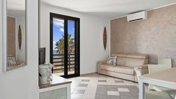 Căn hộ Tiêu chuẩn, ban công, quang cảnh biển | Khu phòng khách