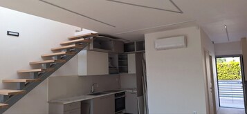 Full-size fridge, oven, cookware/dishes/utensils