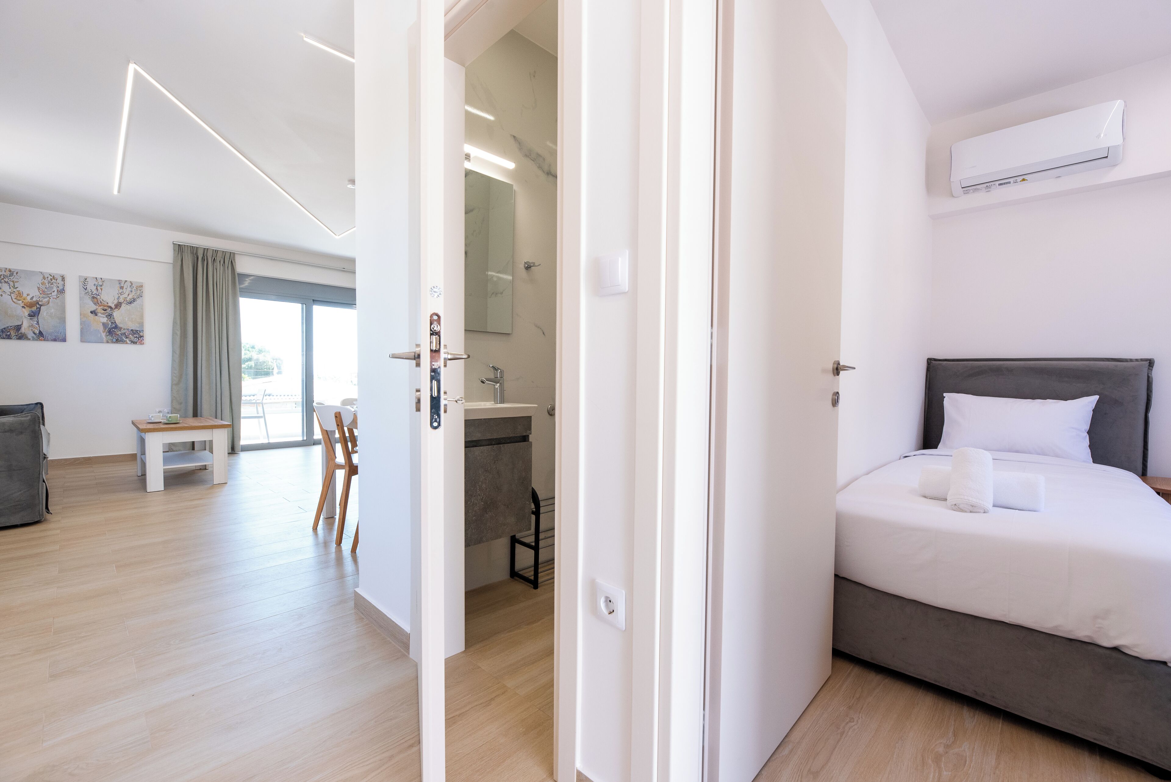 Duplex luxueux, vue partielle sur la mer | Lit avec matelas en mousse à mémoire