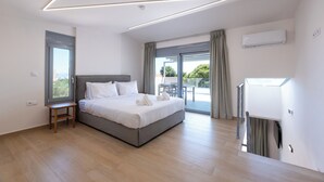 Un dormitorio moderno con cama, una mesita, una ventana y un balcón.