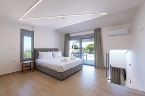 Dúplex de lujo, vistas parciales al mar | Colchones viscoelásticos y espacio para trabajar con un portátil