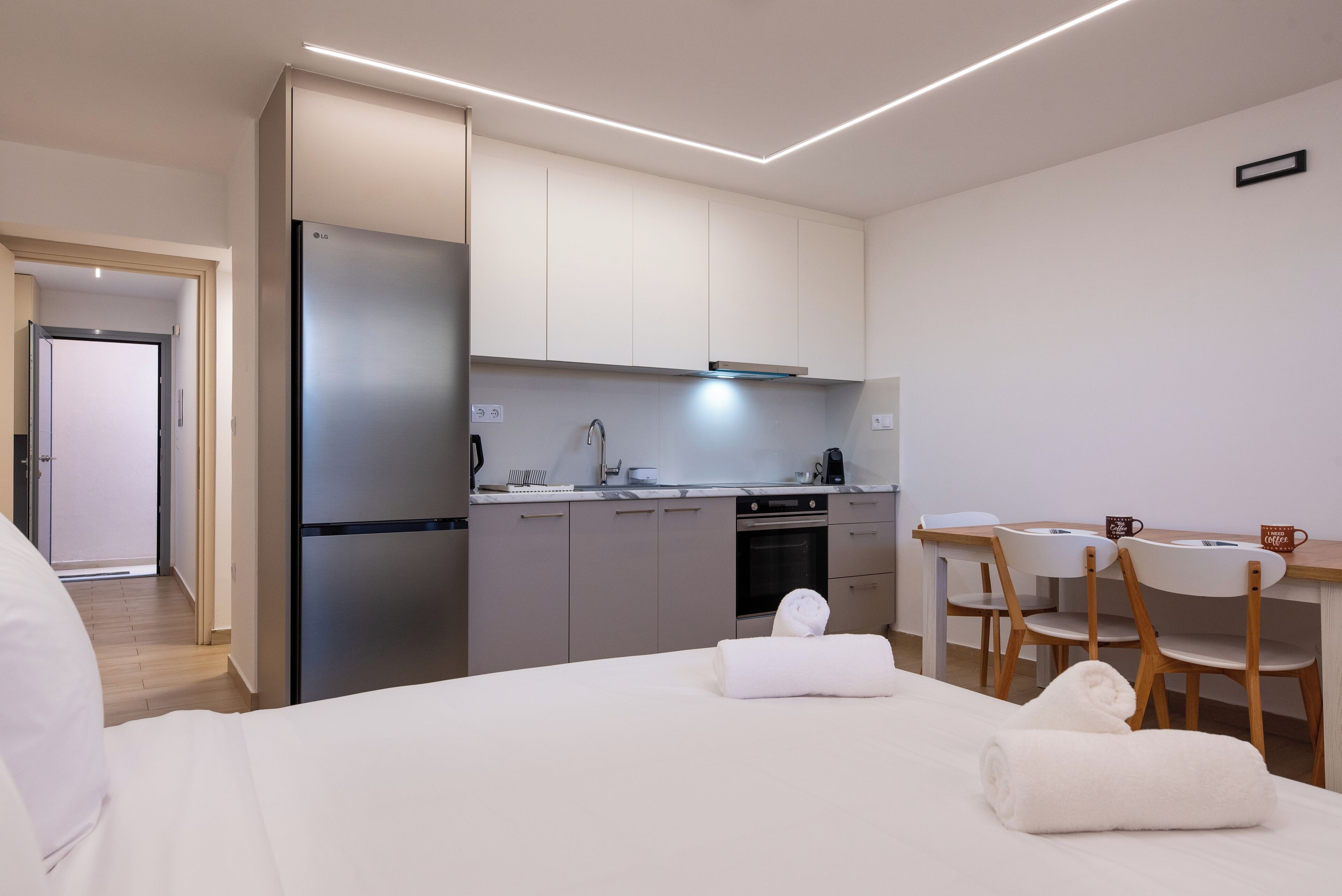 Basic Studio | Memory-foam beds, laptop workspace, free WiFi, bed sheets
