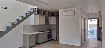 Full-size fridge, oven, cookware/dishes/utensils
