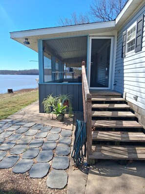 Terrace/patio - 4 bed 3 bath waterfront home on Grand Lake (Wyandotte)