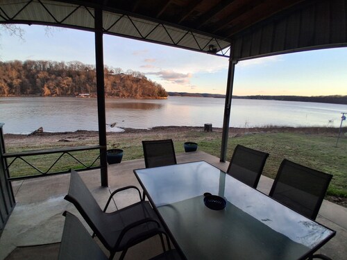 Beautiful 3 bedroom waterfront home on Grand Lake