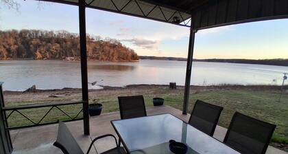 Beautiful 3 bedroom waterfront home on Grand Lake