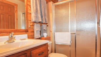 Douche, séchoir à cheveux, serviettes fournies, savon