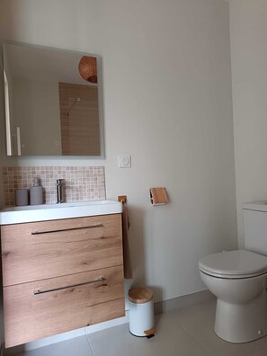 Shower, hair dryer, towels, soap - Comfortable house 5 minutes' walk from the banks of the Rance, ideal for families! (Plouër-sur-Rance)