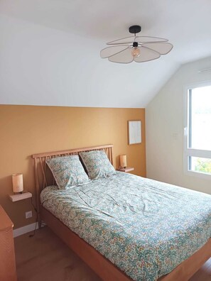 3 bedrooms, travel cot, free WiFi, bed sheets - Comfortable house 5 minutes' walk from the banks of the Rance, ideal for families! (Plouër-sur-Rance)