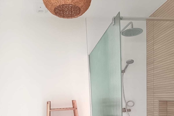Douche, sĂšche-cheveux, serviettes fournies, savon