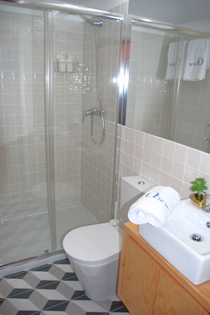 Shower, eco-friendly toiletries, hair dryer, towels - OportoView Premium Apartment (Porto)
