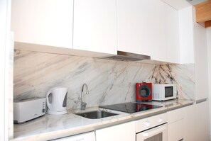 Fridge, microwave, oven, stovetop - OportoView Premium Apartment (Porto)
