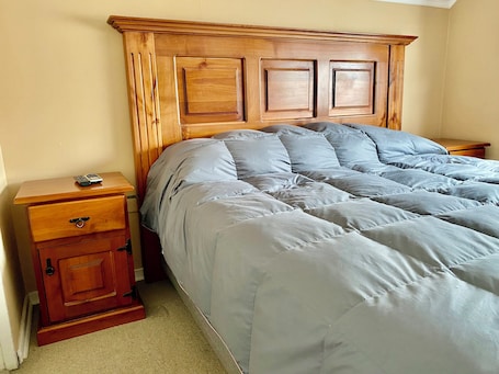 3 bedrooms, iron/ironing board, WiFi, bed sheets. Curico FULL furnished house, central location, roofed parking lot