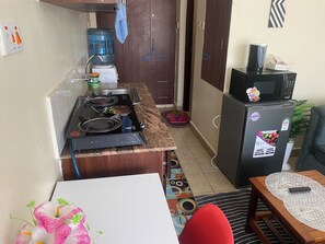 Private kitchen - Airbnb studio apartments in ruaka Nairobi (Ruaka)