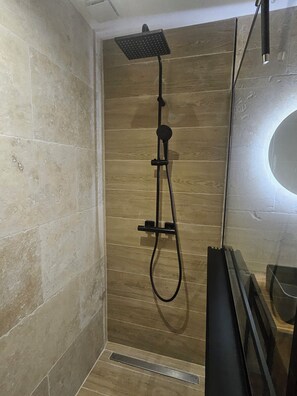Shower, hair dryer - Cosy apartment, close to beaches. Sainte Lucie de Porto Vecchio (Sainte lucie de porto vecchio)