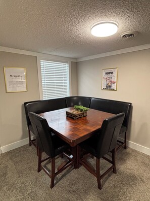 Dining - Elvis, Blues & BBQ: 4BR Home Just Outside Memphis, Minutes from USA Ball Stadium (Millington)