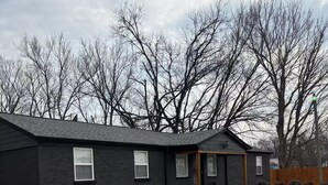 A two-story house with a driveway leading to a garage. - Elvis, Blues & BBQ: 4BR Home Just Outside Memphis, Minutes from USA Ball Stadium (Millington)