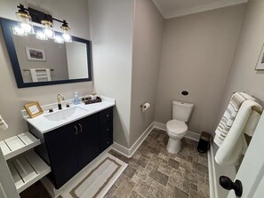Bathroom - Elvis, Blues & BBQ: 4BR Home Just Outside Memphis, Minutes from USA Ball Stadium (Millington)